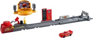Coffret Disney Pixar Cars Piston Cup avec Flash McQueen et piste tremplin de plus de 50 cm