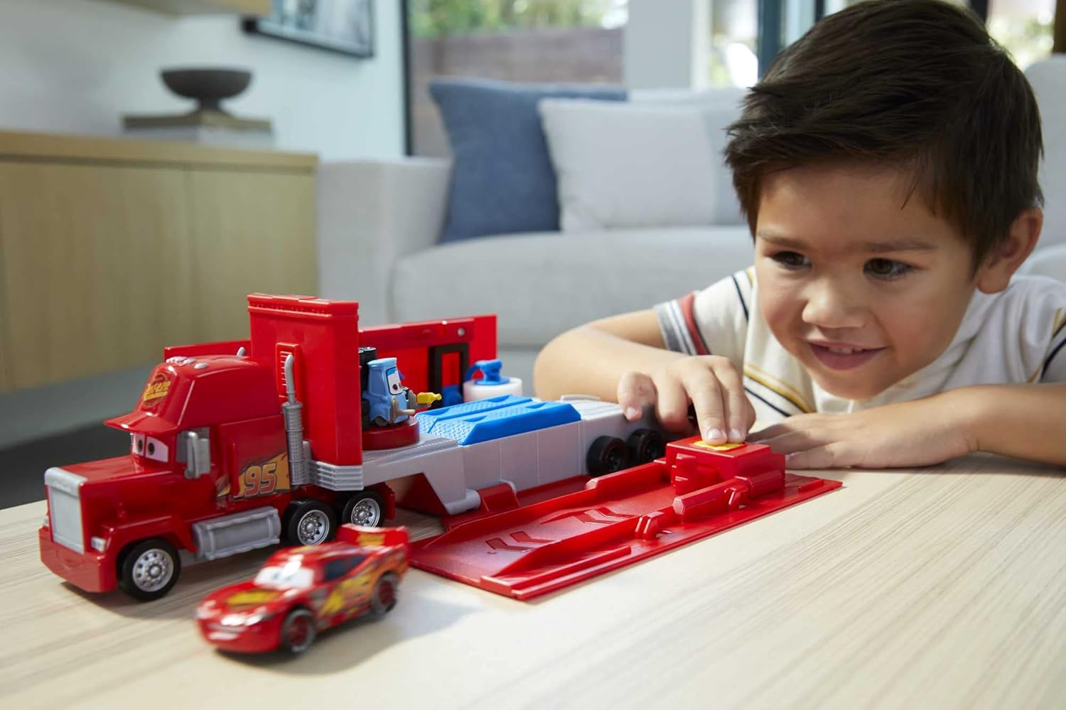 Disney Pixar Cars : coffret Mack transformable 2 en 1 avec atelier HDC75 – Image 2