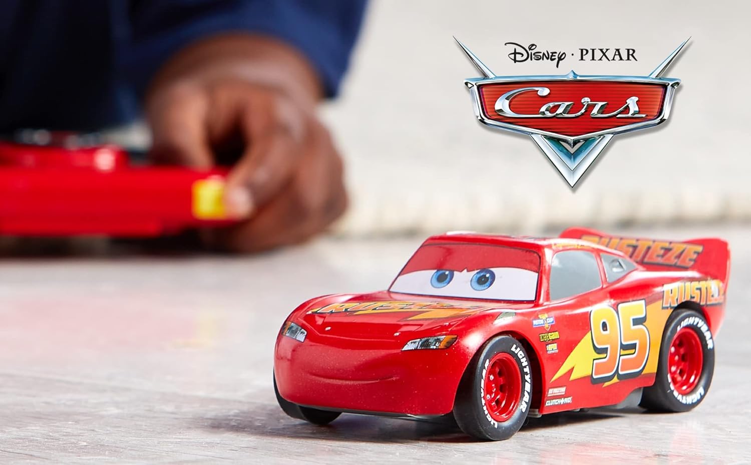 Flash McQueen Disney Pixar Cars, voiture télécommandée 15 cm 2,4 GHz – Image 2