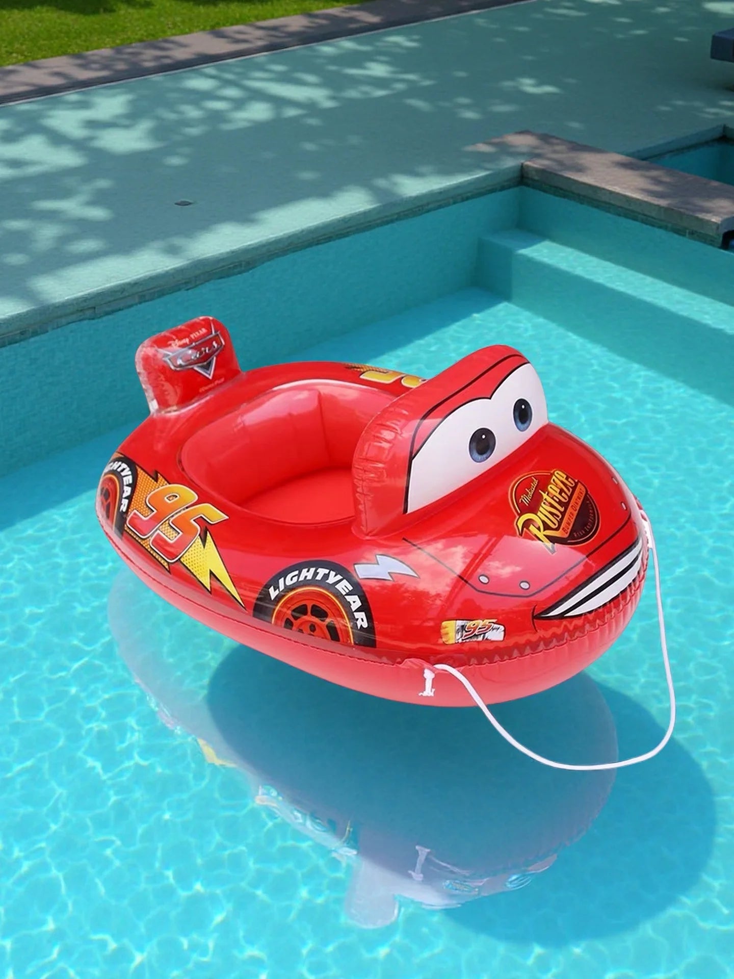 Bouée bateau gonflable enfant Cars avec Flash McQueen
