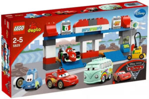 Le Pit Stop dans l'univers LEGO Duplo Cars