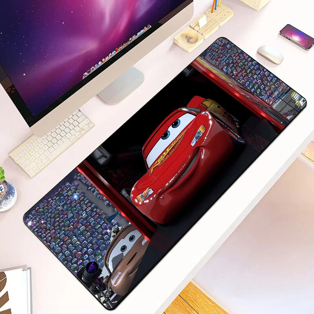 Tapis de souris Cars avec McQueen sortant de la remorque de Mack