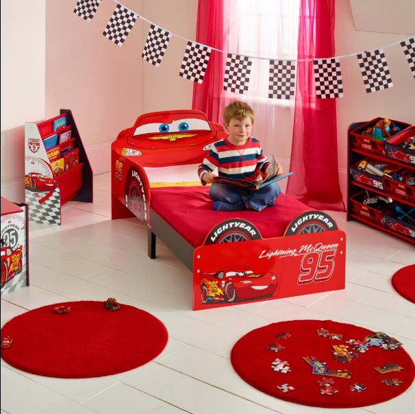 Chambre décorée avec un lit Cars