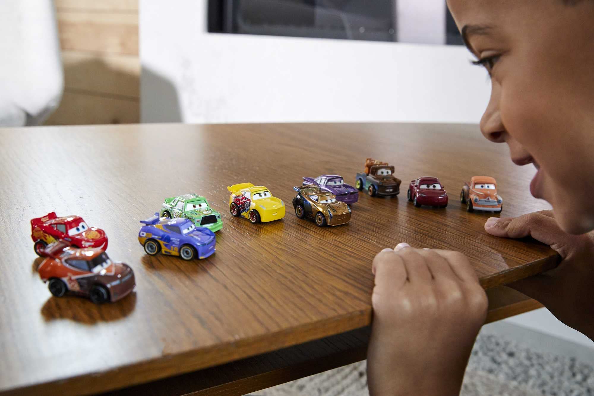 Enfant qui joue avec des voitures Cars